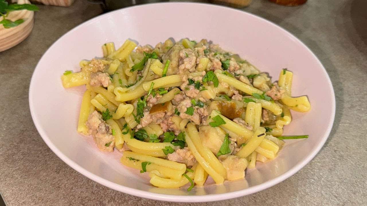Come preparare le caserecce porcini e salsiccia: ricetta cremosa senza panna. Un primo piatto ricco e nutriente