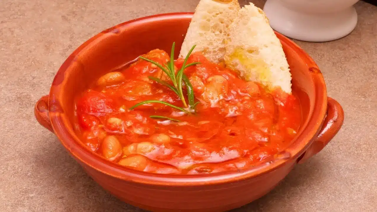 Come preparare i fagioli alla messicana a modo mio con costine, salsiccia e pomodoro: ricetta ricca e saporita.