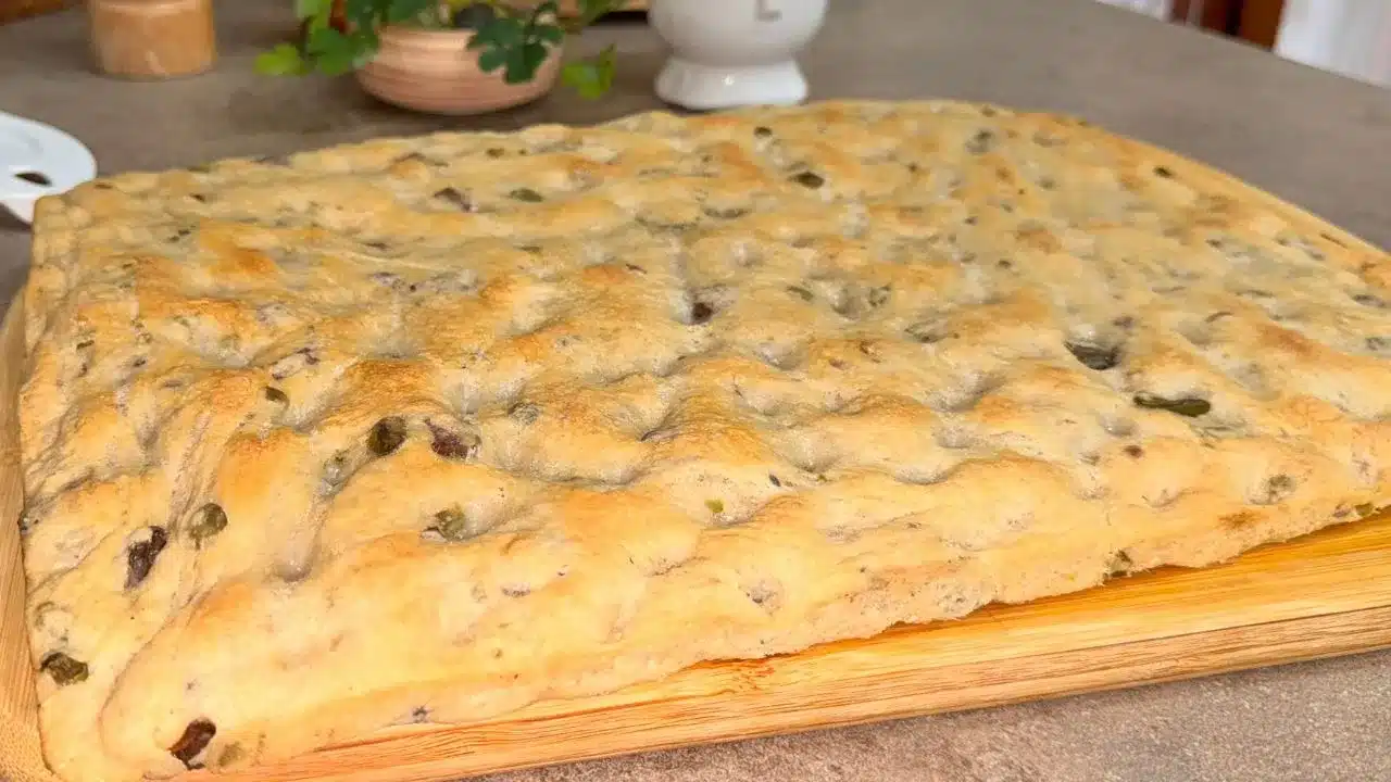 Come preparare la focaccia alle olive con biga: ricetta soffice e fragrante fatta in casa e adatta in qualunque occasione