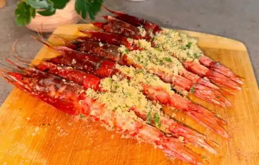 Come preparare i gamberoni al forno gratinati con pangrattato, agrumi e prezzemolo. Ricetta facile e veloce