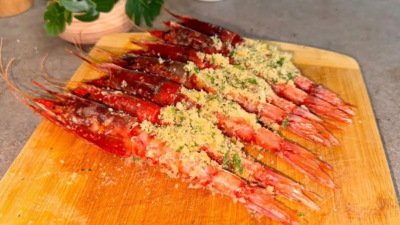 Come preparare i gamberoni al forno gratinati con pangrattato, agrumi e prezzemolo. Ricetta facile e veloce