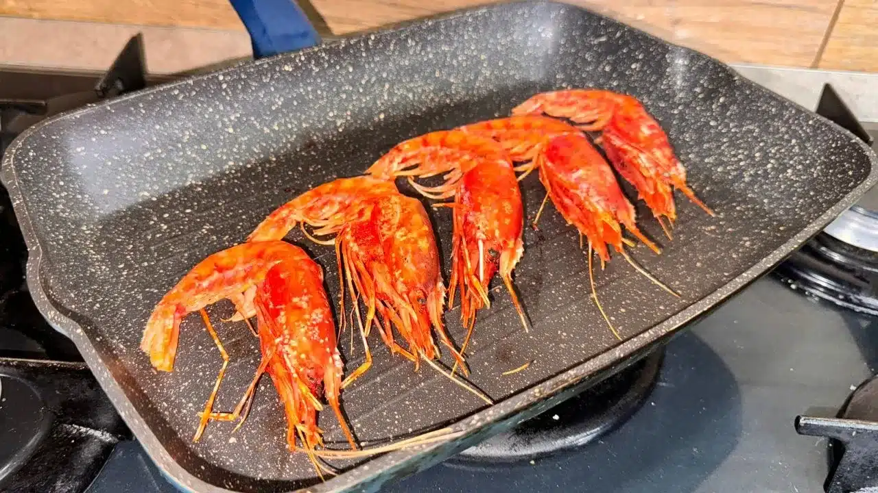 Come preparare i gamberoni arrostiti con limone, aglio e prezzemolo: ricetta facile, veloce, buonissima e leggera.