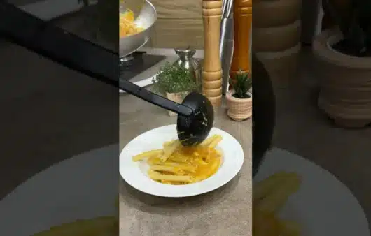 Come preparare la genovese di zucca vegetariana con cipolle stufate e pasta.