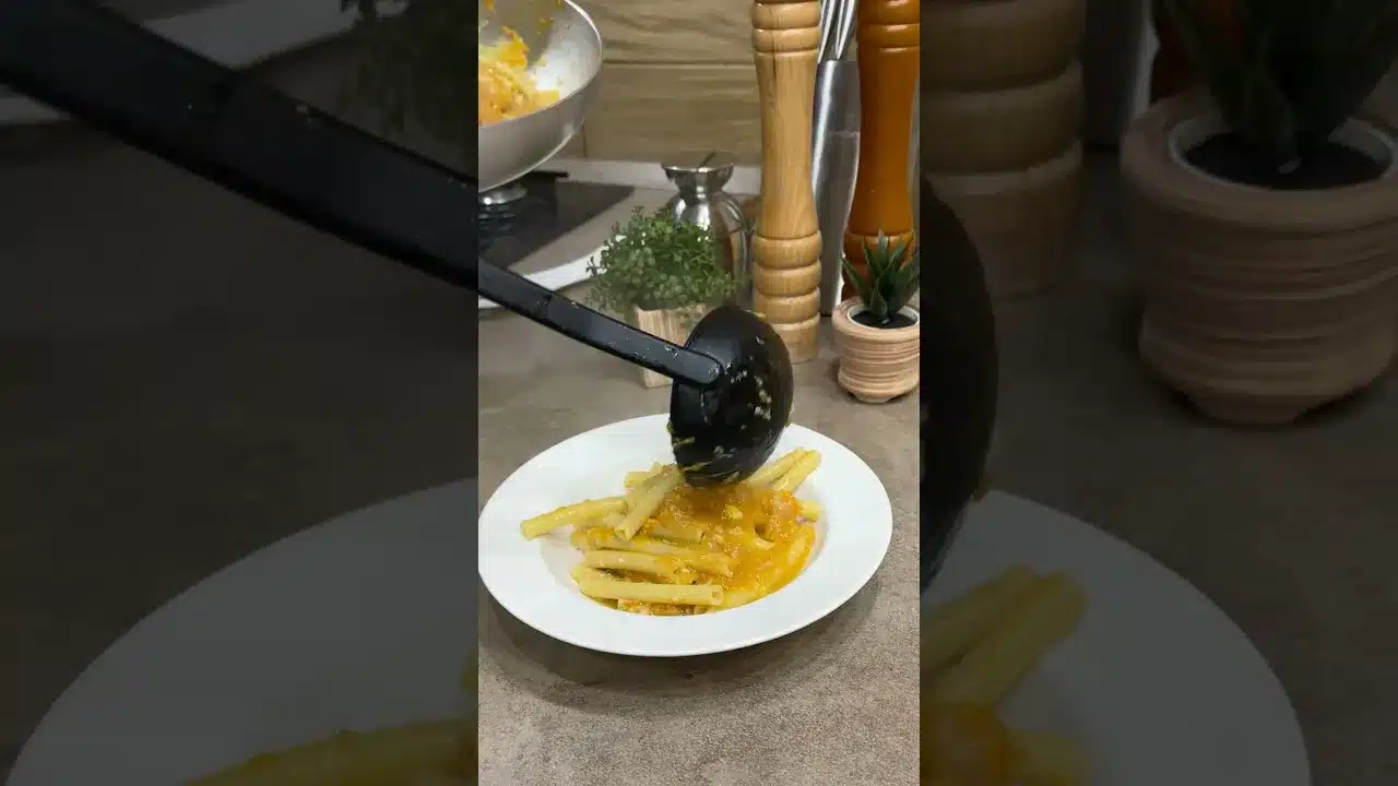 Come preparare la genovese di zucca vegetariana con cipolle stufate e pasta.