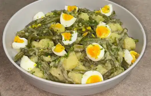 Insalata di fagiolini e patate tonnata: ricetta semplice e gustosa, ideale come piatto unico fresco e nutriente.