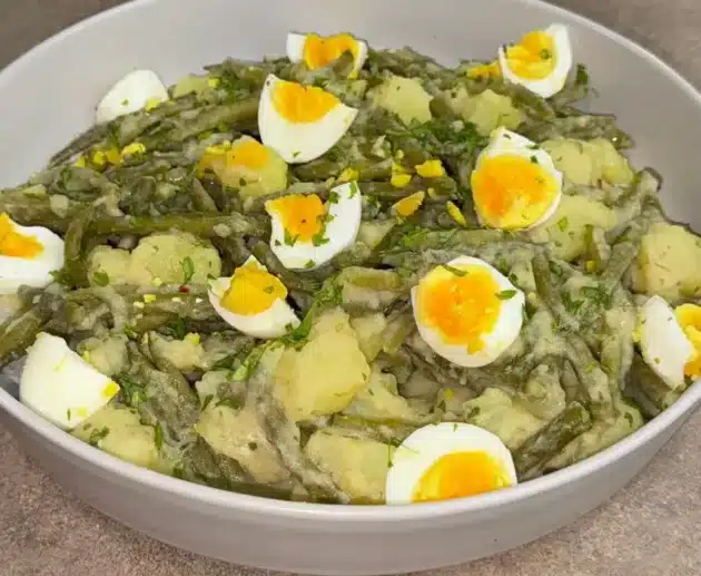 Insalata di fagiolini e patate tonnata: ricetta semplice e gustosa, ideale come piatto unico fresco e nutriente.