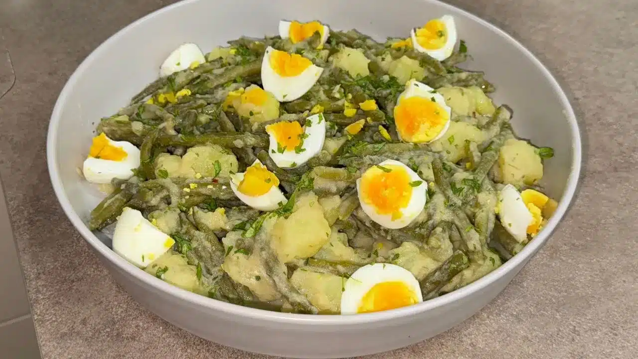 Insalata di fagiolini e patate tonnata: ricetta semplice e gustosa, ideale come piatto unico fresco e nutriente.