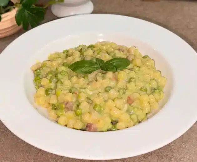 Come preparare la pasta e piselli cas e ov con uova, parmigiano e pancetta: ricetta semplice e gustosa della tradizione Napoletana