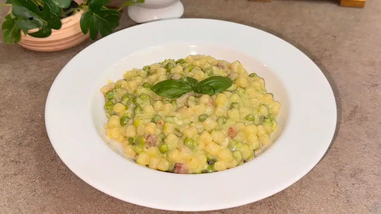 Come preparare la pasta e piselli cas e ov con uova, parmigiano e pancetta: ricetta semplice e gustosa della tradizione Napoletana