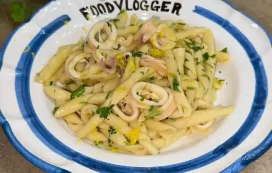 Pasta con calamaretti, pomodorini gialli e limone: ricetta semplice e raffinata, perfetta per un primo piatto leggero e saporito.