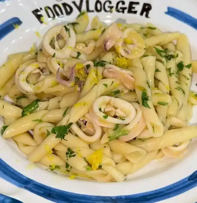 Pasta con calamaretti, pomodorini gialli e limone: ricetta semplice e raffinata, perfetta per un primo piatto leggero e saporito.