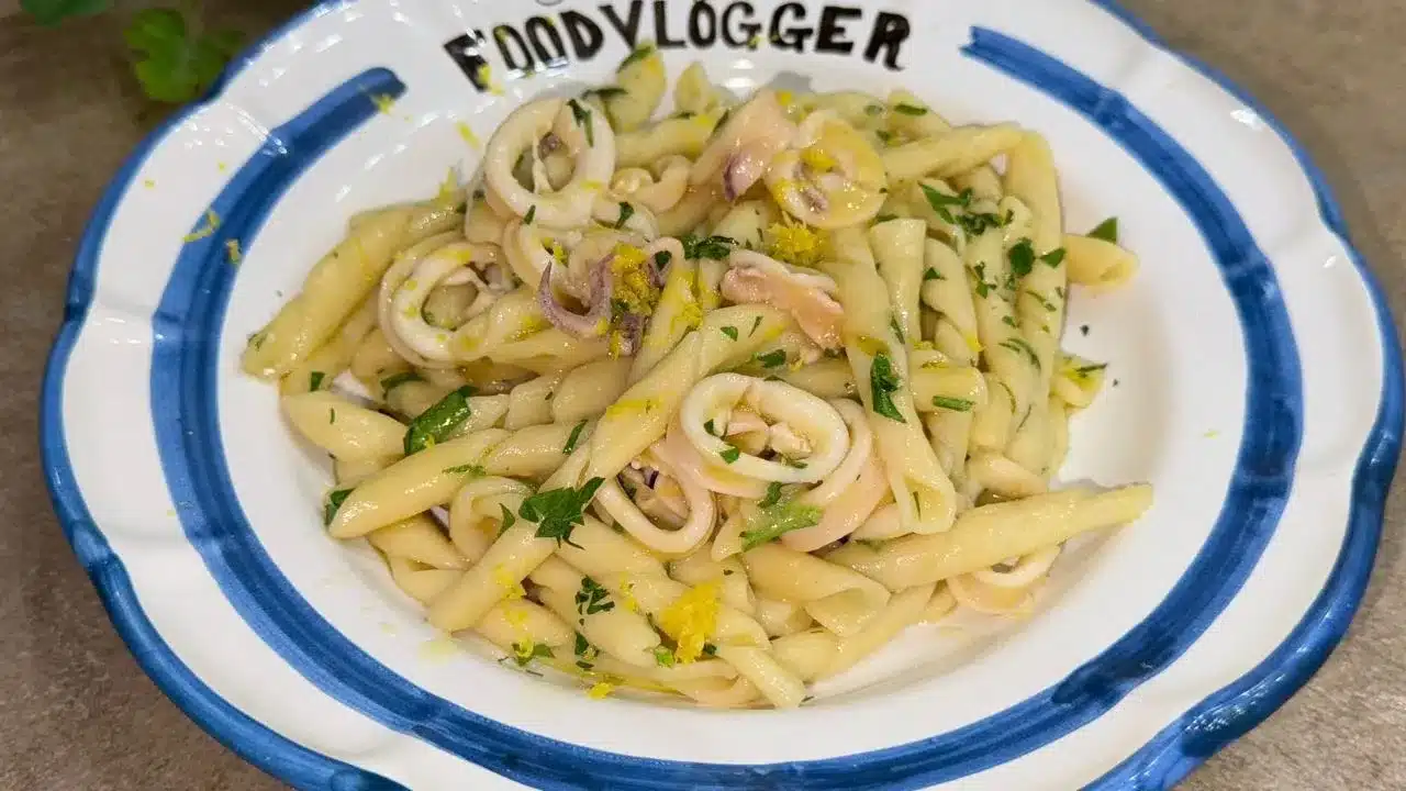 Pasta con calamaretti, pomodorini gialli e limone: ricetta semplice e raffinata, perfetta per un primo piatto leggero e saporito.