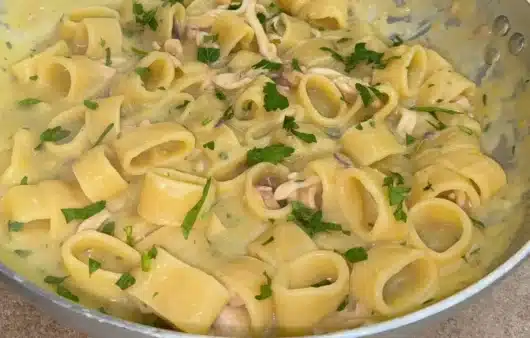 Pasta calamari e crema di patate: ricetta semplice e raffinata, con consistenza vellutata e gusto di mare delicato