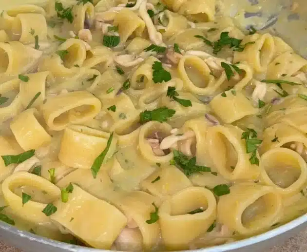 Pasta calamari e crema di patate: ricetta semplice e raffinata, con consistenza vellutata e gusto di mare delicato