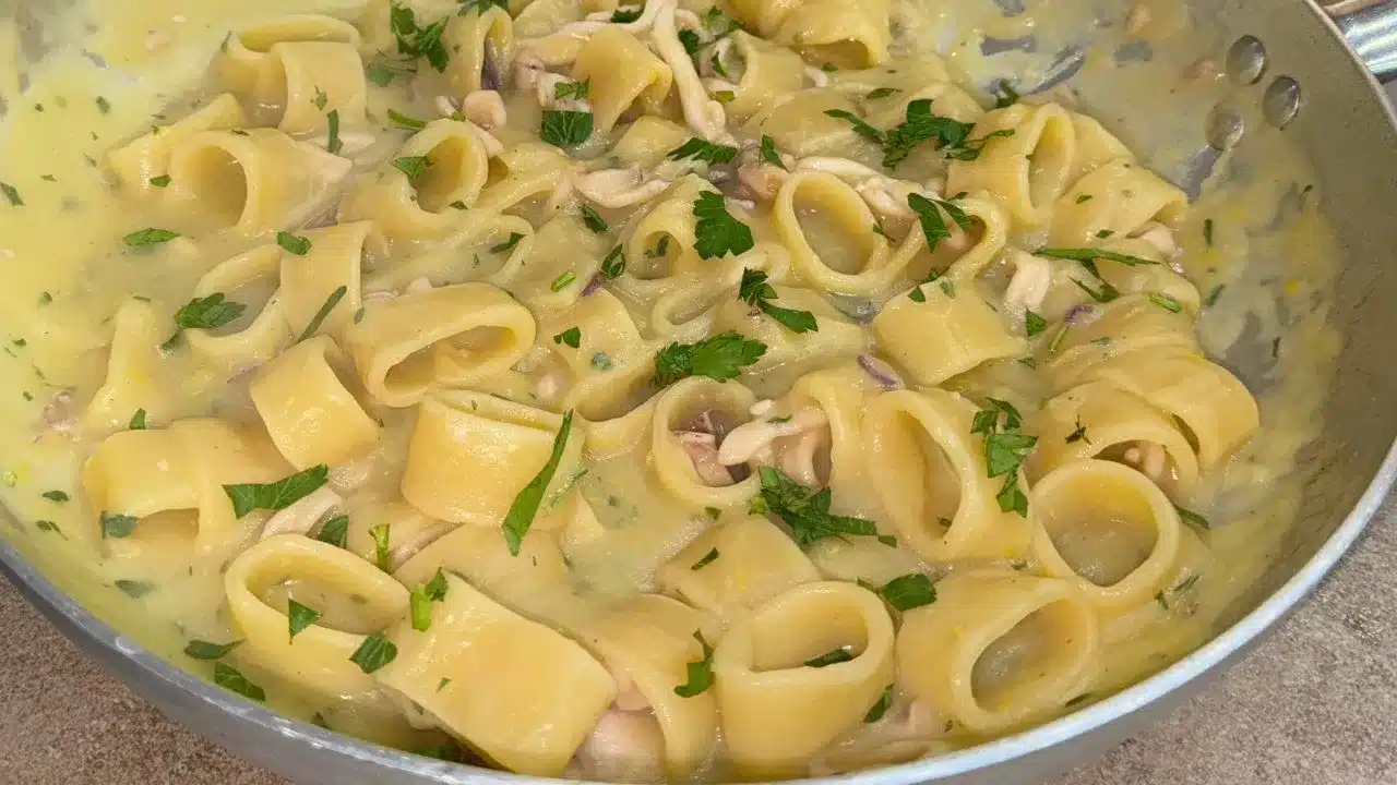 Pasta calamari e crema di patate: ricetta semplice e raffinata, con consistenza vellutata e gusto di mare delicato