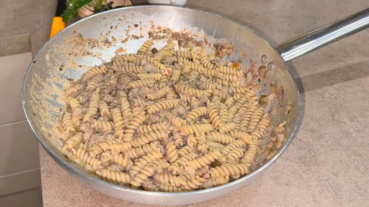 come preparare la ricetta della pasta con crema di tonno e olive