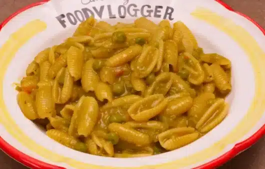 Come preparare la pasta e piselli classica e cremosa con brodo vegetale: ricetta facile e buonissima da gustare in compagnia