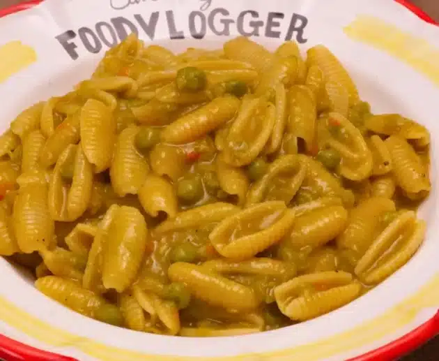 Come preparare la pasta e piselli classica e cremosa con brodo vegetale: ricetta facile e buonissima da gustare in compagnia
