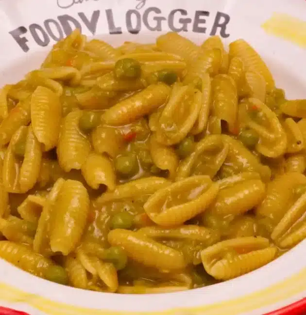 Come preparare la pasta e piselli classica e cremosa con brodo vegetale: ricetta facile e buonissima da gustare in compagnia