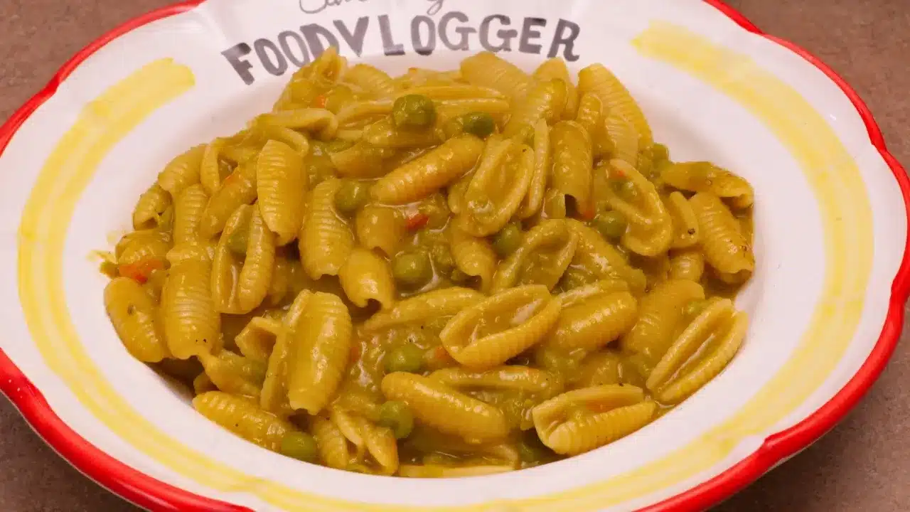 Come preparare la pasta e piselli classica e cremosa con brodo vegetale: ricetta facile e buonissima da gustare in compagnia