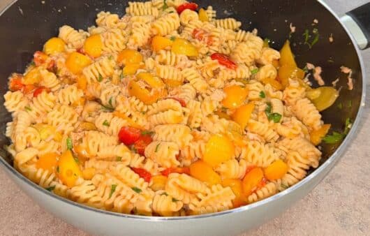 Pasta tonno, pomodorini e limone: ricetta veloce e saporita, perfetta per un primo piatto leggero e ricco di gusto.