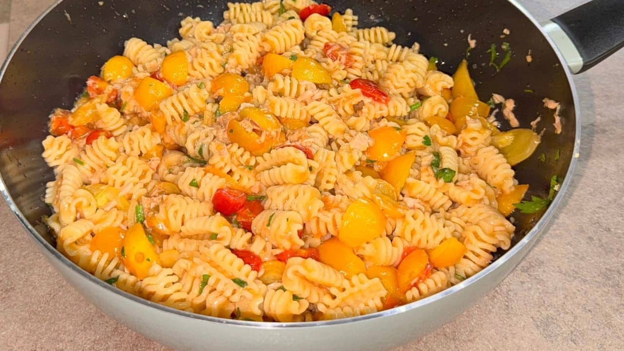 Pasta tonno, pomodorini e limone: ricetta veloce e saporita, perfetta per un primo piatto leggero e ricco di gusto.