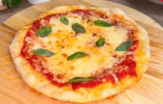 Come preparare la pizza padella e grill pronta in 3 ore con mozzarella e pomodoro.
