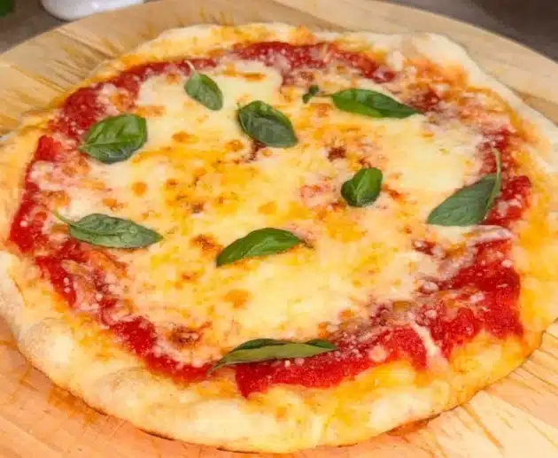 Come preparare la pizza padella e grill pronta in 3 ore con mozzarella e pomodoro.