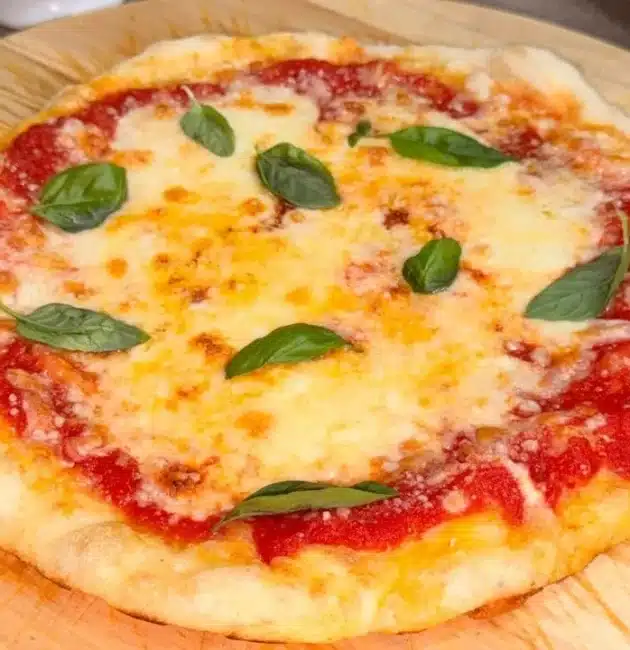 Come preparare la pizza padella e grill pronta in 3 ore con mozzarella e pomodoro.