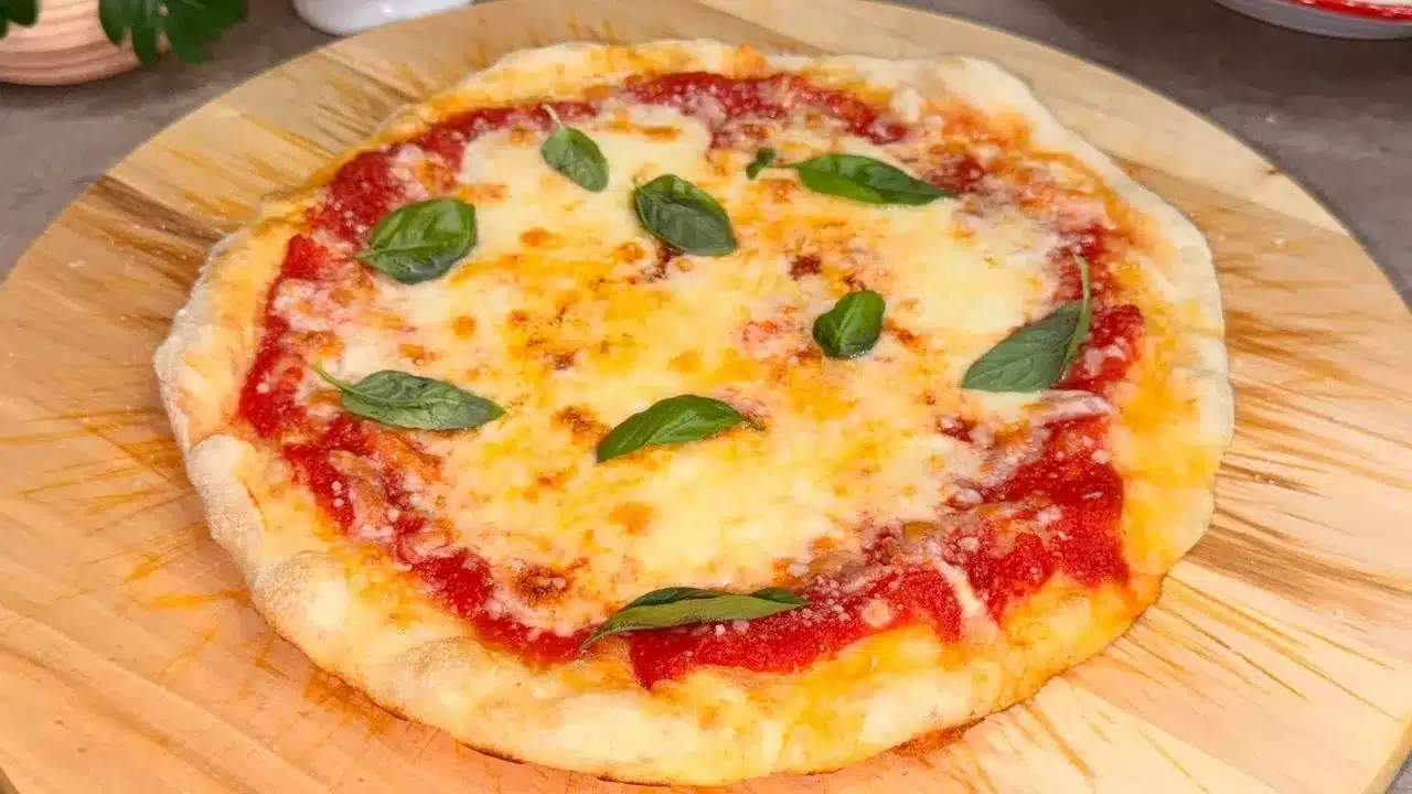 Come preparare la pizza padella e grill pronta in 3 ore con mozzarella e pomodoro.