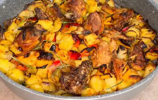 Come preparare il pollo al forno con patate, peperoni e cipolle: ricetta facile e gustosa, da assaporare in compagnia