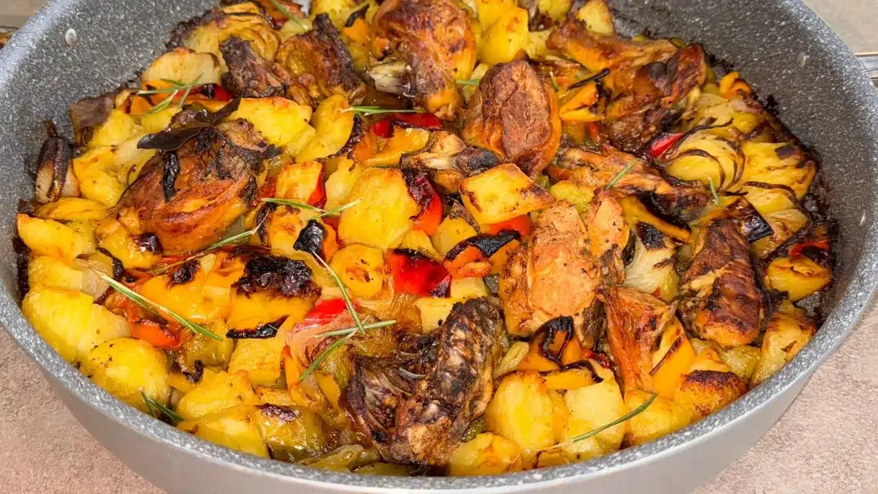 Come preparare il pollo al forno con patate, peperoni e cipolle: ricetta facile e gustosa, da assaporare in compagnia