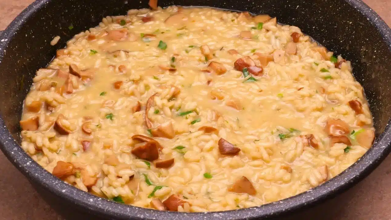 Come preparare il risotto ai funghi porcini cremoso e semplicissimo con Carnaroli: ricetta facile e raffinata.