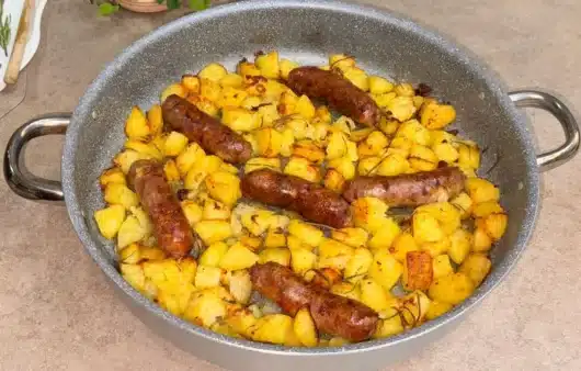Come preparare salsicce patate e cipolle al forno croccanti e saporite: ricetta facile e rustica.