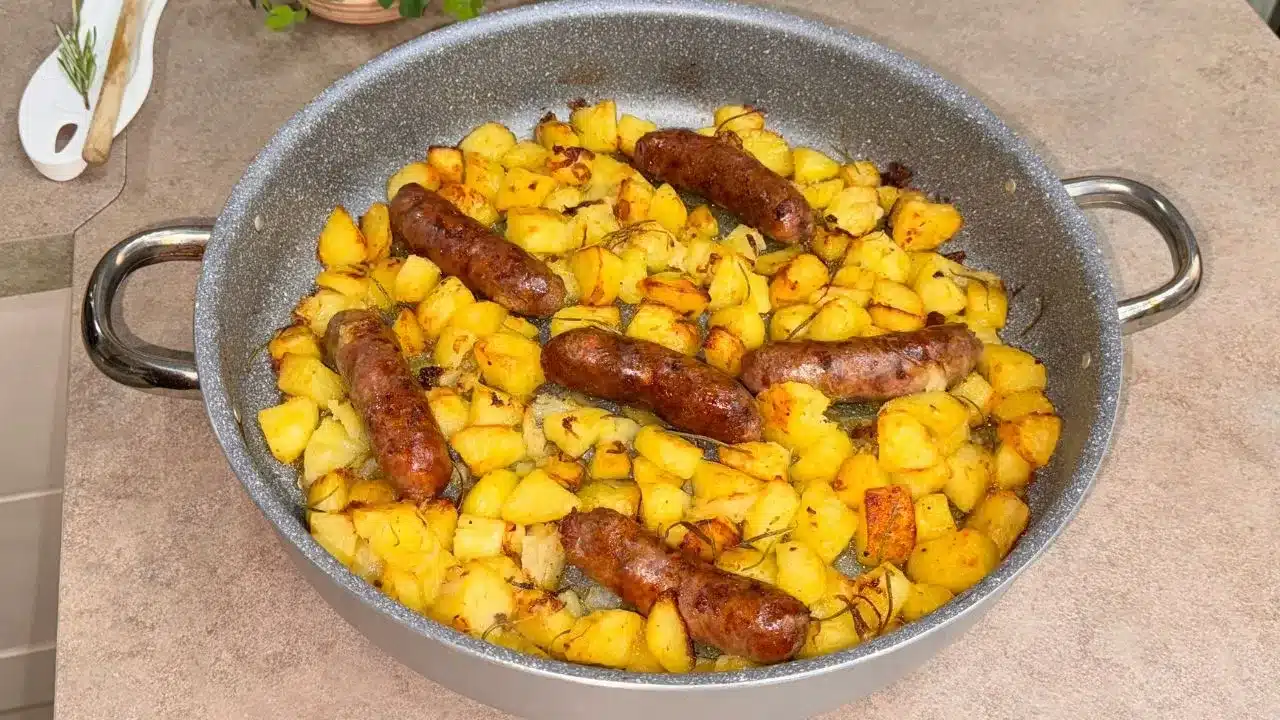Come preparare salsicce patate e cipolle al forno croccanti e saporite: ricetta facile e rustica.
