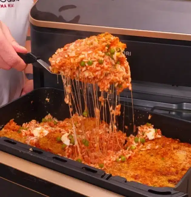 Come preparare il riso al forno con piselli, uova e scamorza: ricetta ricca e gratinata. Ricetta facile e buonissima