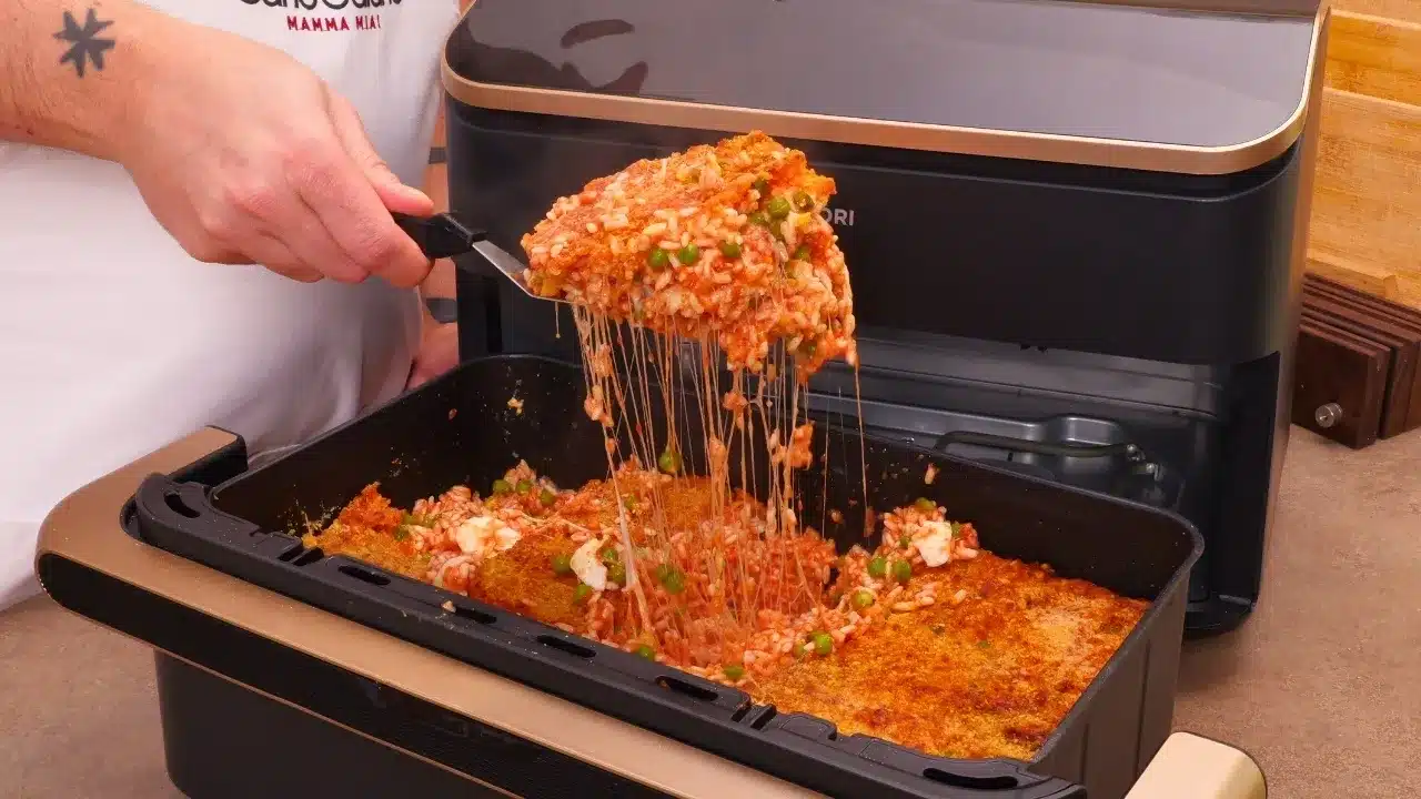 Come preparare il riso al forno con piselli, uova e scamorza: ricetta ricca e gratinata. Ricetta facile e buonissima