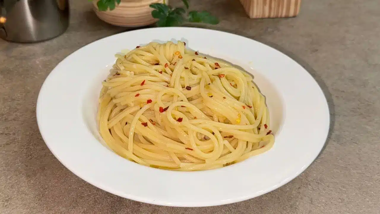 Spaghetti aglio, olio e peperoncino (ricetta classica e tradizionale)