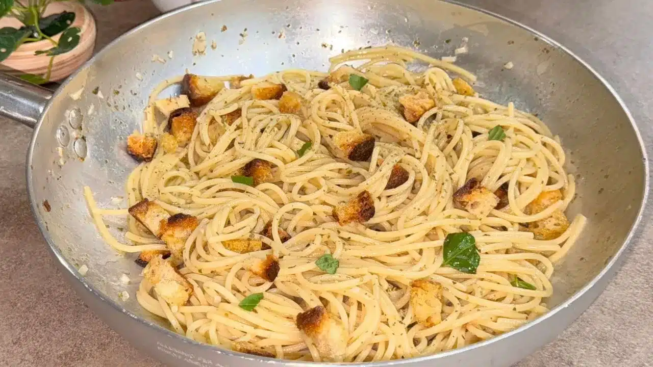 Gli spaghetti alla Gennaro sono perfetti per un pranzo veloce ma pieno di gusto, un piatto tradizionale spiegato in una semplice ricetta