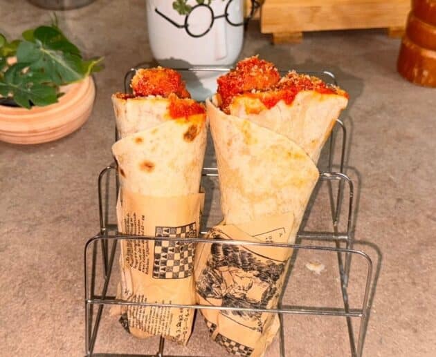 Come preparare i coni di piadina ripieni di polpette al sugo: ricetta originale e facile. Da gustare in compagnia