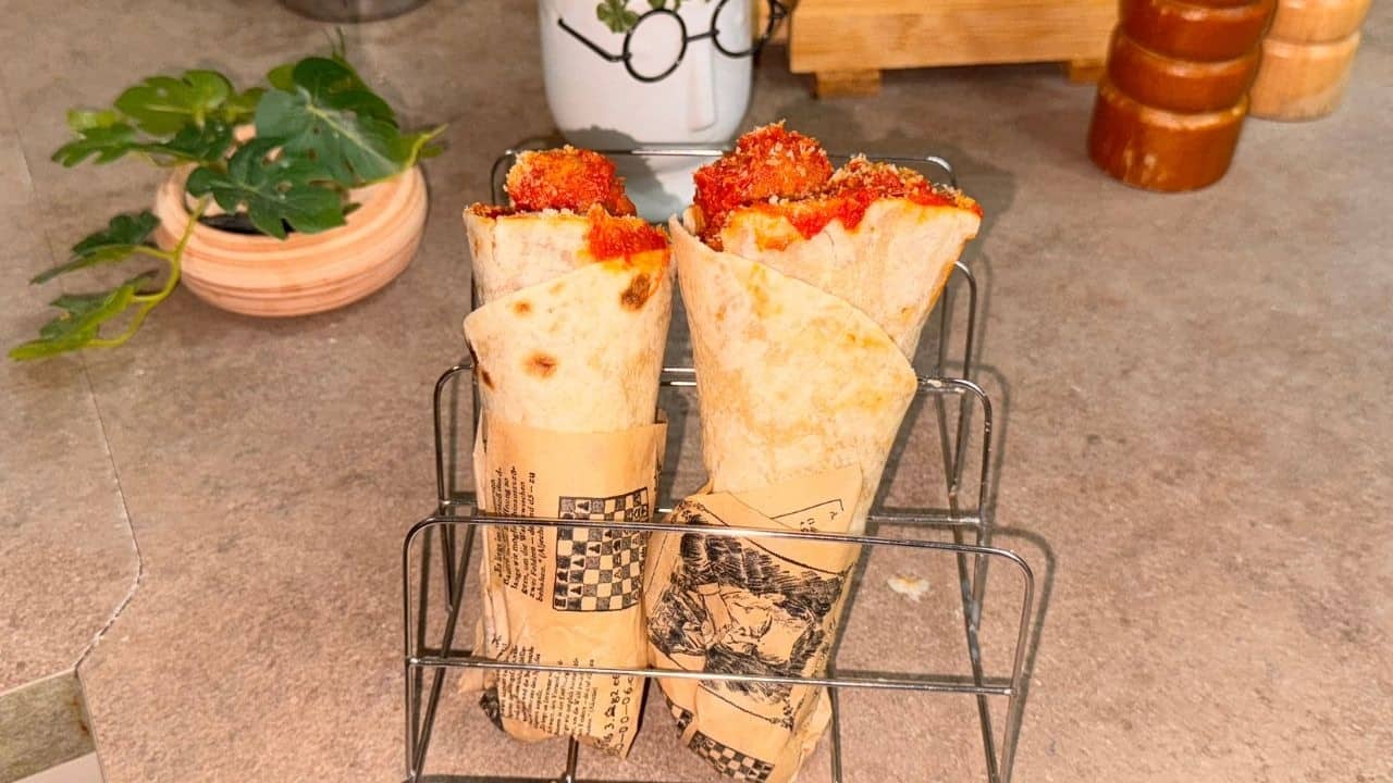 Come preparare i coni di piadina ripieni di polpette al sugo: ricetta originale e facile. Da gustare in compagnia