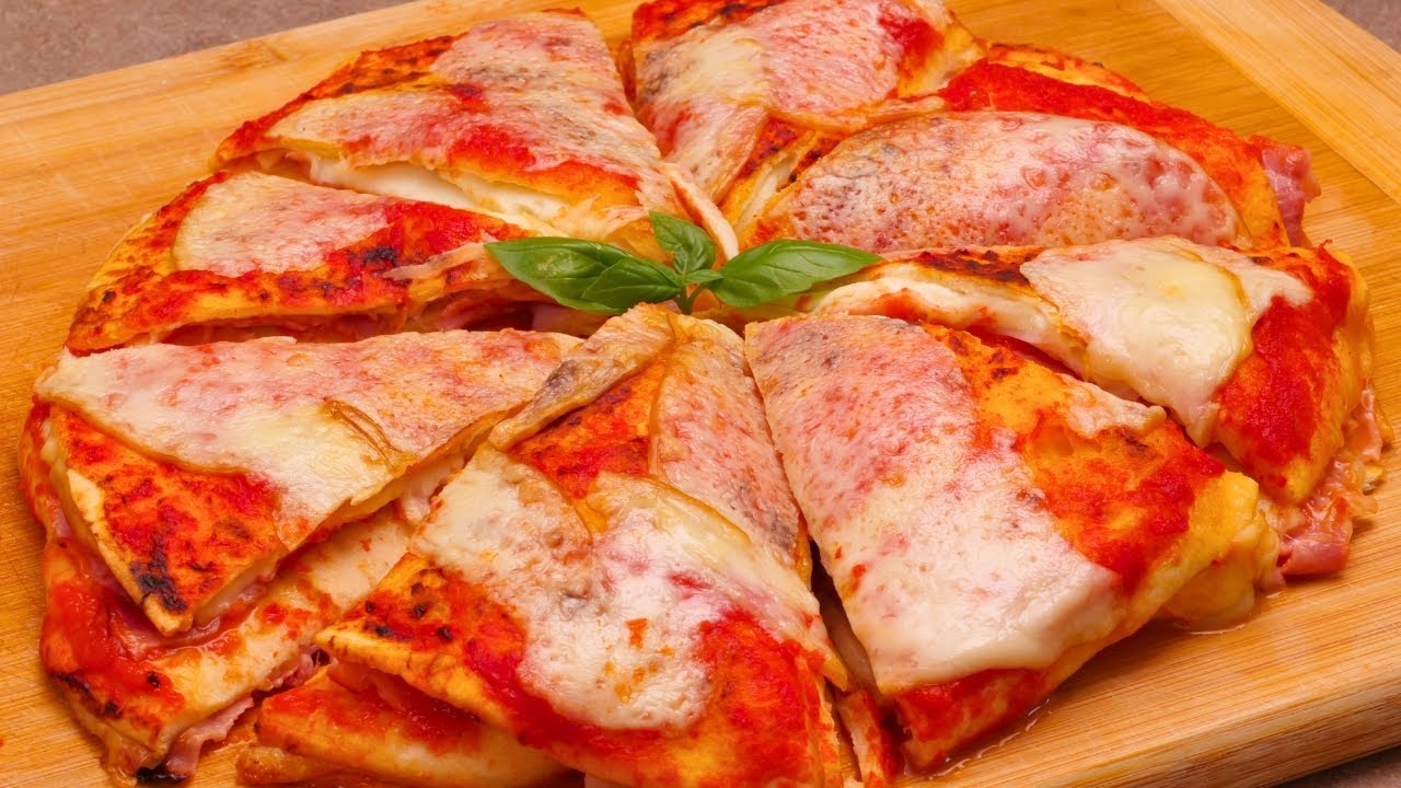 Come preparare la finta pizza parigina in friggitrice ad aria con piadine, prosciutto e formaggio. Ricetta facile e veloce