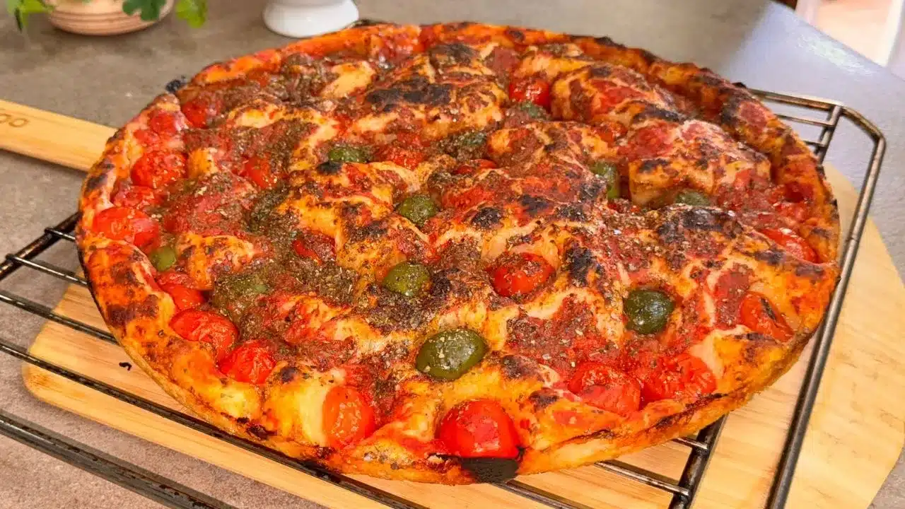 Come preparare la focaccia barese con patate, pomodori e olive: soffice e gustosa. Ricetta semplice e buonissima
