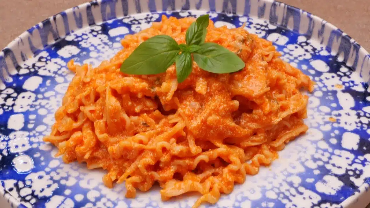 Come preparare la pasta (manfredi/mafalde) con ricotta e pomodoro: ricetta facile e cremosa con ricotta di pecora.