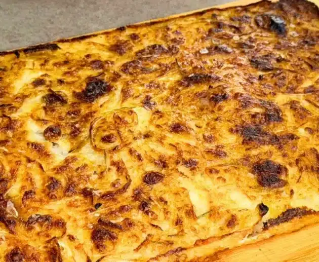Come preparare la schiacciata di cipolle senza inganno: ricetta facile e veloce, con pochi ingredienti e pronta in poco tempo