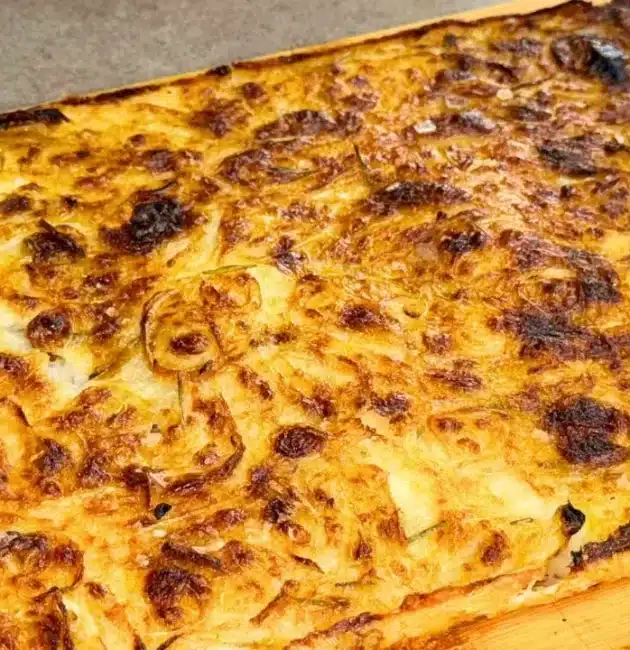 Come preparare la schiacciata di cipolle senza inganno: ricetta facile e veloce, con pochi ingredienti e pronta in poco tempo