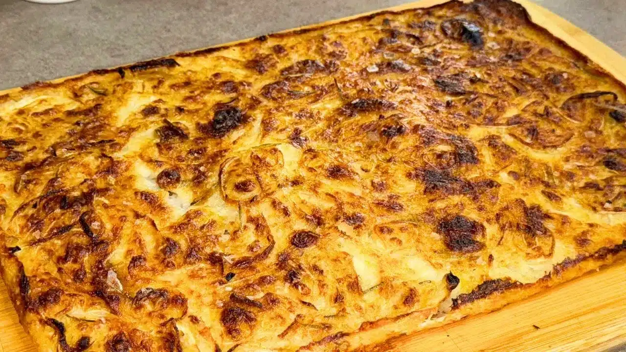 Come preparare la schiacciata di cipolle senza inganno: ricetta facile e veloce, con pochi ingredienti e pronta in poco tempo