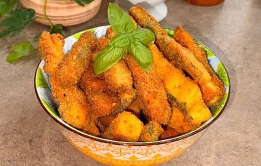 Stick di zucchine croccanti fatti in casa: ricetta semplice e veloce, perfetta per un antipasto gustoso o uno snack sfizioso.