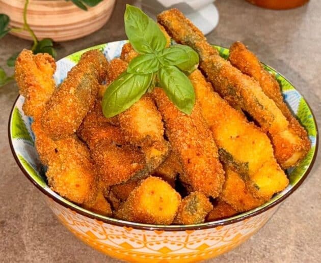 Stick di zucchine croccanti fatti in casa: ricetta semplice e veloce, perfetta per un antipasto gustoso o uno snack sfizioso.