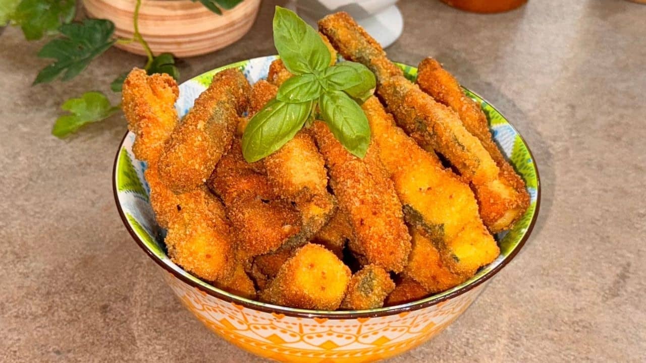 Stick di zucchine croccanti fatti in casa: ricetta semplice e veloce, perfetta per un antipasto gustoso o uno snack sfizioso.
